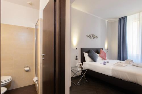 Cloud 9 Hotel في روما: غرفه فندقيه بسرير ومرحاض