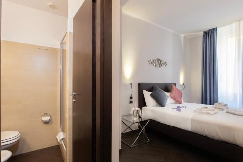 Postel nebo postele na pokoji v ubytování Cloud 9 Hotel