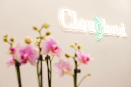 Sijil, anugerah, tanda atau dokumen lain yang dipamerkan di Cloud 9 Hotel