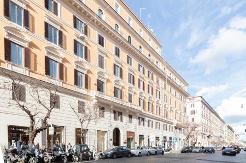 un gran edificio con motocicletas estacionadas frente a una calle en Cloud 9 Hotel, en Roma