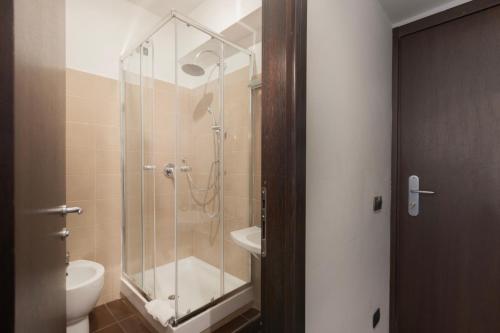 Bilik mandi di Cloud 9 Hotel