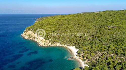 una vista aérea de una isla en el océano en Villa Tranquility - Walk to the Beach with Infinity Pool en Porto Heli