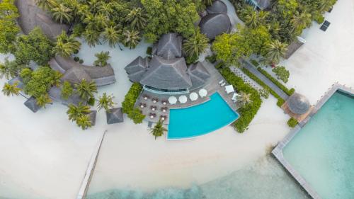 einen Luftblick auf ein Resort mit einem Pool in der Unterkunft Amaya Kuda Rah in Dhangethi