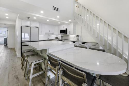 una cocina blanca con una gran encimera blanca en South Seas Beach Villa 2535 home, en Captiva