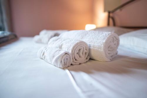 a group of towels sitting on top of a bed at "Il Segreto" Vista Panoramica sulle Isole Eolie con Piscina, palestra e WiFi in Patti