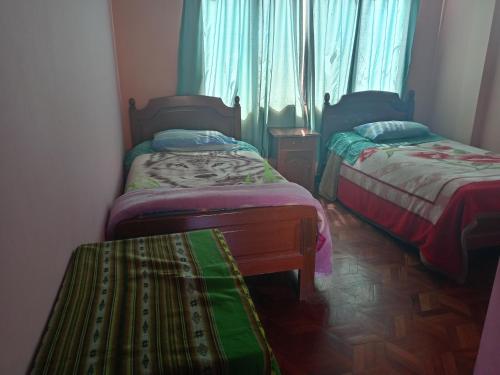 Zimmer mit 2 Betten und einem Fenster in der Unterkunft Manco Kapac in Copacabana