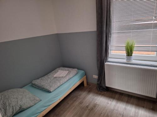 Kleines Zimmer mit einem Bett und einem Fenster in der Unterkunft Kapitän-Dallmann-Str in Bremen