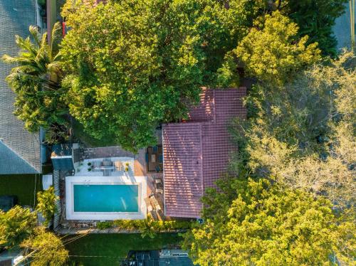 een uitzicht over het zwembad en de bomen bij Recently Renovated Paradise with Private Pool! Close to Everything! home in Fort Lauderdale