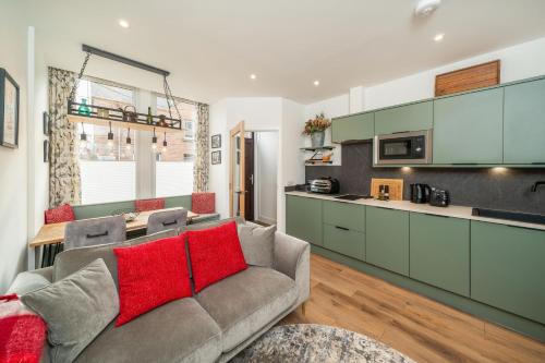 sala de estar con sofá y cocina en Grange8 Luxury Snug & Courtyard en Blairgowrie