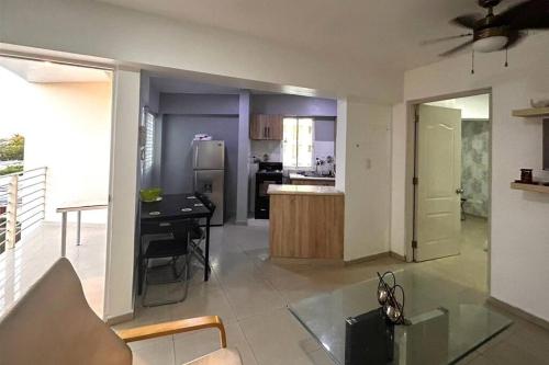 een woonkamer met een keuken en een eetkamer bij Hermoso Alojamiento Boca Chica in El Higo