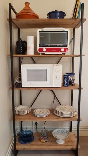 - une étagère avec un four micro-ondes et un grille-pain dans l'établissement Flat for 2, free car park, 250 m from the seaside., à Étretat