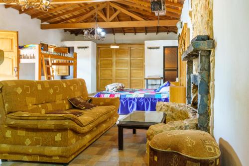 ein Wohnzimmer mit Sofa und Tisch in der Unterkunft Hotel Campestre - CIUDADELA EL ARTESANO in Carolina del Principe