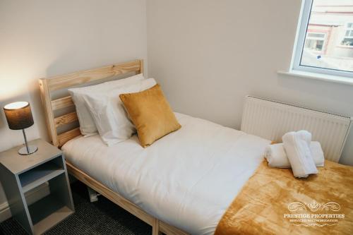 Un pat sau paturi într-o cameră la Dover St by Prestige Properties SA