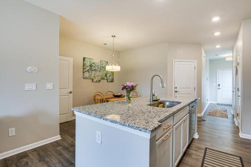 uma cozinha com um lavatório e uma bancada em Southeast Greenville Townhome about 7 Mi to Downtown! em Greenville