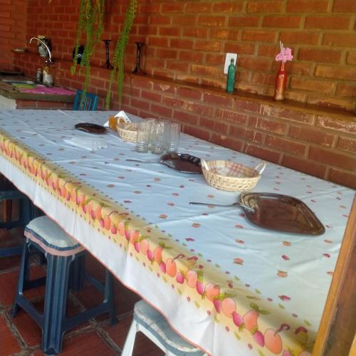 einen Tisch mit einem Tischtuch mit Eiern darauf in der Unterkunft APART BLANCA in Eldorado