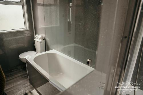 Bilik mandi di Dover St by Prestige Properties SA
