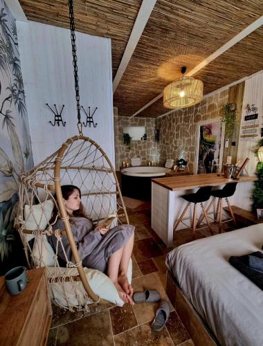 Posezení v ubytování Les Spas de la mer, Suite & Spa, Love room, Plein Cœur du Grau