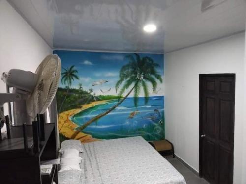 1 dormitorio con un mural de playa y palmeras en BARI Campings resort, en Puerto Viejo