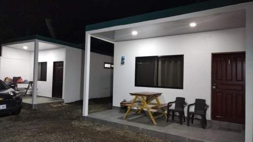 una casa con una mesa y sillas frente a ella en BARI Campings resort, en Puerto Viejo