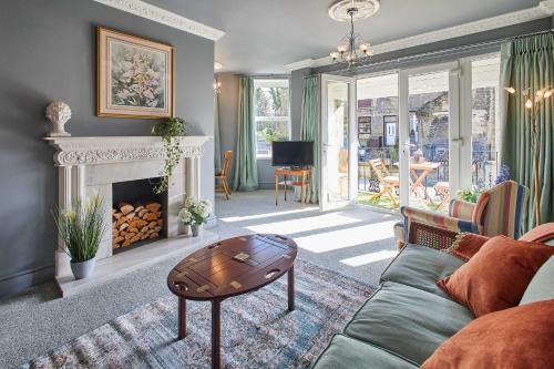 Host & Stay - Ormesby في Greetland: غرفة معيشة مع أريكة ومدفأة