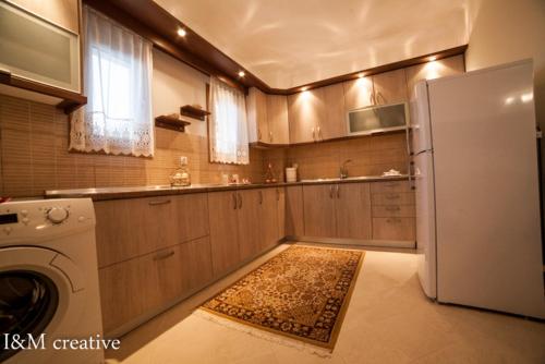Η κουζίνα ή μικρή κουζίνα στο 4BR Sea View Villa in Halkidiki