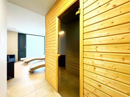 um quarto com uma parede de madeira e uma porta em LuxuryLake apartmán em Doksy