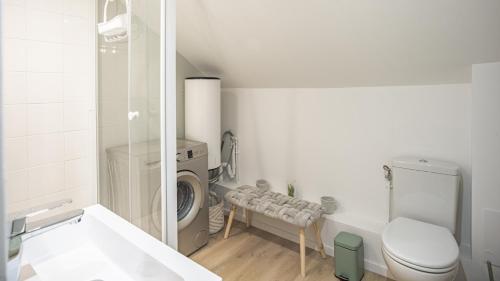 La salle de bains est pourvue de toilettes et d'un lave-linge. dans l'établissement Le Nid Troyen - Proche Hypercentre - 2 pers, à Troyes