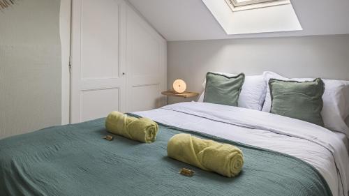 - une chambre avec un grand lit et 2 oreillers jaunes dans l'établissement Le Nid Troyen - Proche Hypercentre - 2 pers, à Troyes