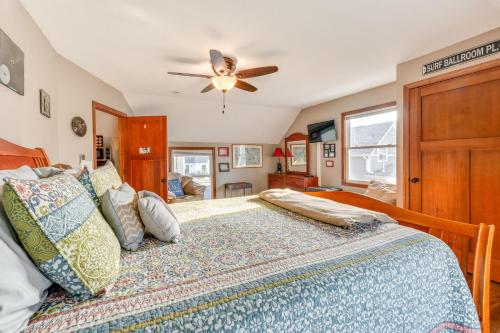 um quarto com uma cama e uma ventoinha de tecto em Cozy Clear Lake Home - Walk to Town and Boat Dock! em Clear Lake