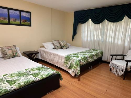 Ένα ή περισσότερα κρεβάτια σε δωμάτιο στο El Refugio del Colibrí