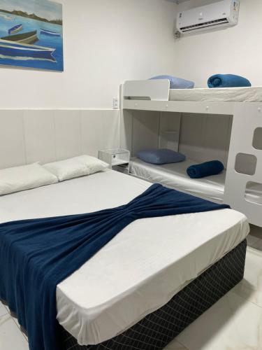 a room with two bunk beds in it at suites com cozinha compacta in Cabo Frio