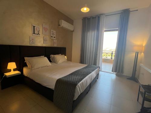 Postel nebo postele na pokoji v ubytování Spacious apartments with Sea view at Samarah Resort