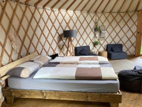 Tempat tidur dalam kamar di Aughavannagh Yurt Glamping