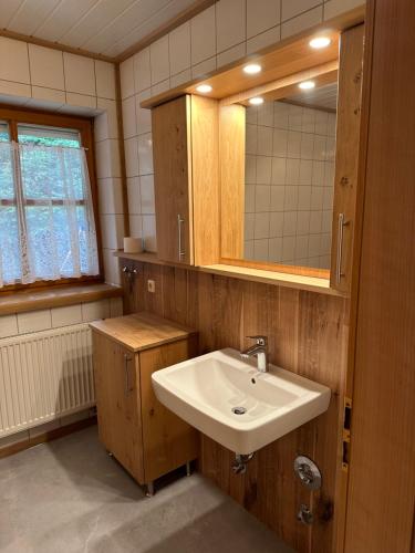 y baño con lavabo y espejo. en Haus Jasmin, en Hauzenberg