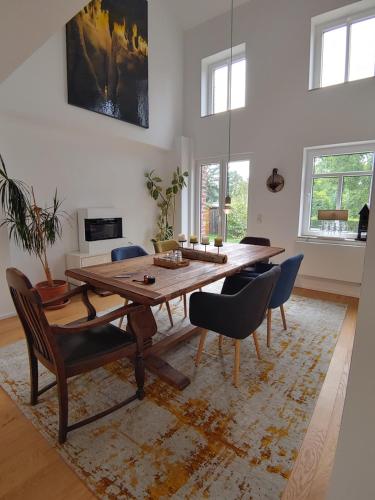 uma sala de jantar com uma mesa de madeira e cadeiras em Gerritz+Gäste em Meerbusch