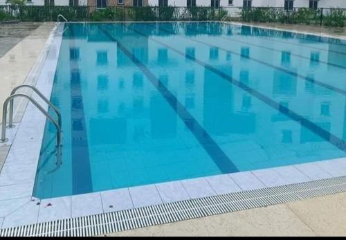 een groot zwembad met blauw water bij Buxton point apartment in Mombasa