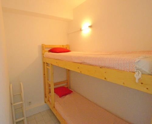 une chambre avec deux lits superposés dans une pièce dans l'établissement Villegiales Tee2 - Bel appartement en rez-de-jardin vue Ponant MAE-1144, à La Grande Motte