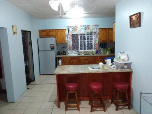Köök või kööginurk majutusasutuses Bougainvillea Palms