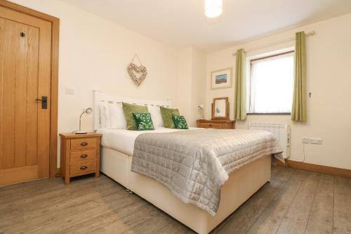 een slaapkamer met een groot bed en een raam bij The Lily Pad in Camborne