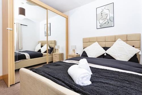 諾丁漢的住宿－Everest Home，一间卧室配有一张带大镜子的床