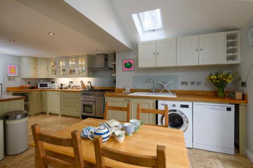 Η κουζίνα ή μικρή κουζίνα στο Charming Barn Retreat Near Pewsey & Woodborough