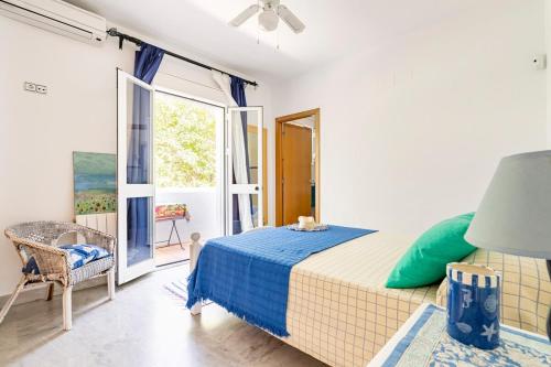 a bedroom with a bed and a window at Casa Islantilla Real in Huelva