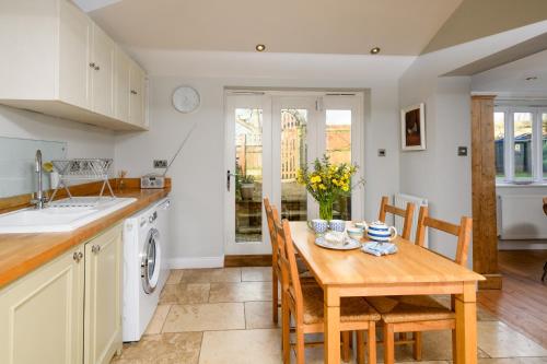 Η κουζίνα ή μικρή κουζίνα στο Charming Barn Retreat Near Pewsey & Woodborough