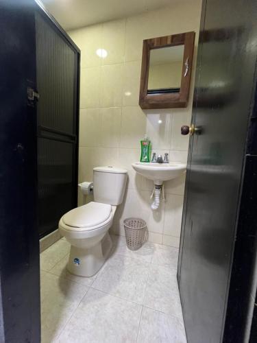 een badkamer met een toilet en een wastafel bij Apartamento cerca mall plaza in Manizales