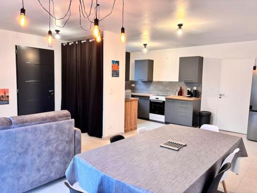 un salon avec une table et une cuisine dans l'établissement Maison neuve 3 chambres, à Faverolles-sur-Cher