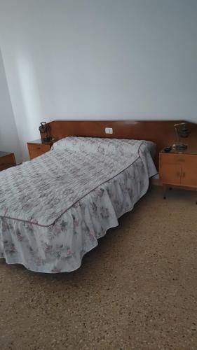 1 dormitorio con 1 cama con cabecero de madera en DI TRENTO en Monte Hermoso