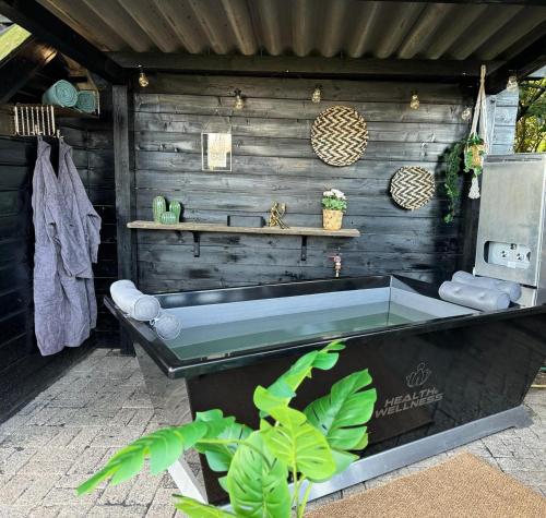 een badkamer met een bad en een wastafel bij De Rolders in Wapenveld