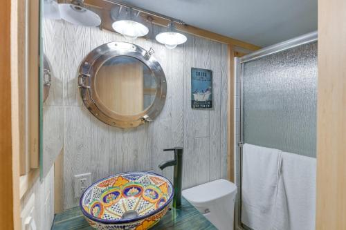 La salle de bains est pourvue d'un lavabo, de toilettes et d'un miroir. dans l'établissement Cozy Lake Almanor Cabin, Outdoor Adventures Galore, à Lake Almanor