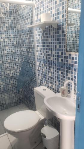 een badkamer met een toilet en een wastafel bij Pousada Vida Simples in São Francisco do Sul