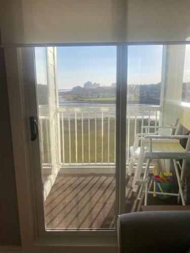 een balkon met uitzicht op het water bij Sand beach - marsh and ocean view in Myrtle Beach